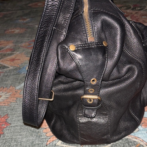 Elegant Black Leather Travel Bag - Picture 4 of 6